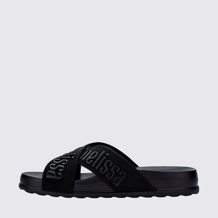 Melissa Cozy Chinelo Slide M.Lover II na cor preta, com tira única larga e textura aveludada. Produzido em Melflex, com palmilha confortável e solado reto. Ideal para looks casuais com estilo, praticidade e muito conforto."

Palavra-chave principal: Melissa Cozy Slide M.Lover II
Palavras-chave relacionadas: chinelo preto, slide feminino, tira larga, Melflex, chinelo confortável, estilo casual, textura aveludada.