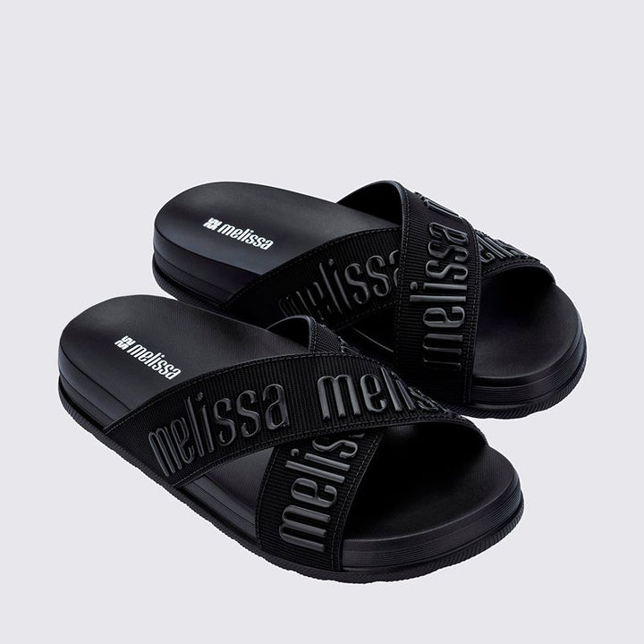 Melissa Cozy Chinelo Slide M.Lover II na cor preta, com tira única larga e textura aveludada. Produzido em Melflex, com palmilha confortável e solado reto. Ideal para looks casuais com estilo, praticidade e muito conforto."

Palavra-chave principal: Melissa Cozy Slide M.Lover II
Palavras-chave relacionadas: chinelo preto, slide feminino, tira larga, Melflex, chinelo confortável, estilo casual, textura aveludada.