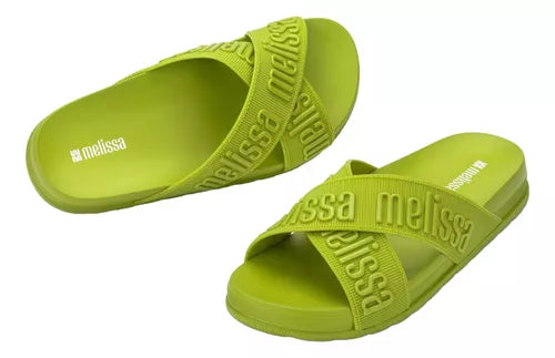 Chinelo adulto Melissa Cozy Slide M.Lover II na cor verde, com tira única larga e acabamento aveludado. Produzido em Melflex, possui palmilha macia e solado reto, oferecendo conforto e estilo para compor looks casuais e modernos."

Palavra-chave principal: Melissa Cozy Slide M.Lover II
Palavras-chave relacionadas: chinelo verde, slide feminino, Melflex, tira larga, acabamento aveludado, conforto, calçado casual.