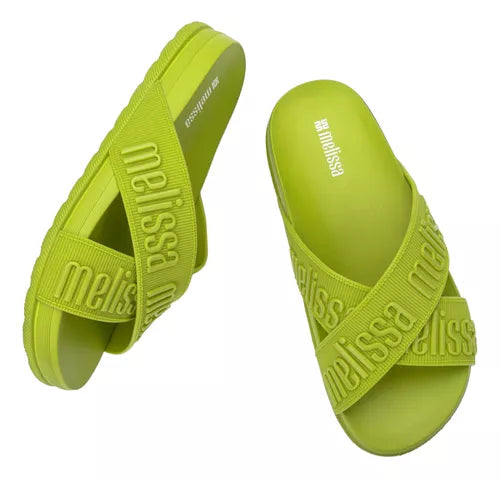 Chinelo adulto Melissa Cozy Slide M.Lover II na cor verde, com tira única larga e acabamento aveludado. Produzido em Melflex, possui palmilha macia e solado reto, oferecendo conforto e estilo para compor looks casuais e modernos."

Palavra-chave principal: Melissa Cozy Slide M.Lover II
Palavras-chave relacionadas: chinelo verde, slide feminino, Melflex, tira larga, acabamento aveludado, conforto, calçado casual.