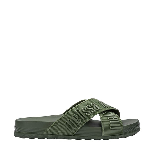 Chinelo adulto Melissa Cozy Slide M.Lover II na cor verde escuro, com tira única larga e acabamento aveludado. Feito em Melflex, com palmilha macia e solado reto, oferece conforto, praticidade e estilo para compor looks casuais e modernos."

Palavra-chave principal: Melissa Cozy Slide M.Lover II
Palavras-chave relacionadas: chinelo verde escuro, slide feminino, Melflex, tira larga, acabamento aveludado, calçado confortável, moda casual.