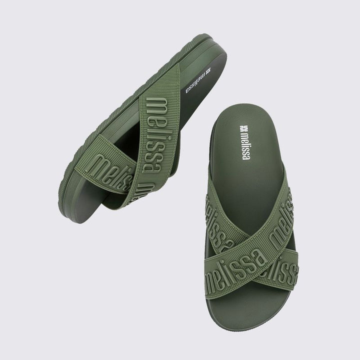 Chinelo adulto Melissa Cozy Slide M.Lover II na cor verde escuro, com tira única larga e acabamento aveludado. Feito em Melflex, com palmilha macia e solado reto, oferece conforto, praticidade e estilo para compor looks casuais e modernos."

Palavra-chave principal: Melissa Cozy Slide M.Lover II
Palavras-chave relacionadas: chinelo verde escuro, slide feminino, Melflex, tira larga, acabamento aveludado, calçado confortável, moda casual.