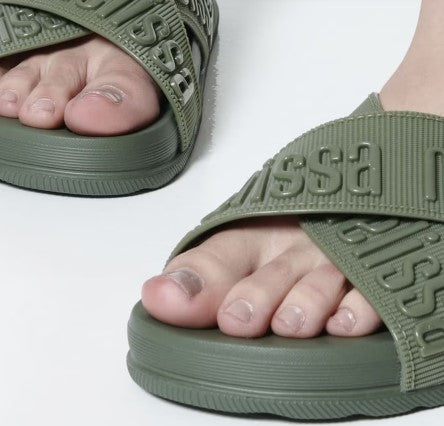 Chinelo adulto Melissa Cozy Slide M.Lover II na cor verde escuro, com tira única larga e acabamento aveludado. Feito em Melflex, com palmilha macia e solado reto, oferece conforto, praticidade e estilo para compor looks casuais e modernos."

Palavra-chave principal: Melissa Cozy Slide M.Lover II
Palavras-chave relacionadas: chinelo verde escuro, slide feminino, Melflex, tira larga, acabamento aveludado, calçado confortável, moda casual.