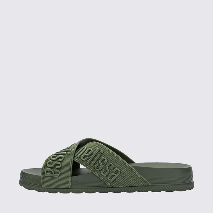 Chinelo adulto Melissa Cozy Slide M.Lover II na cor verde escuro, com tira única larga e acabamento aveludado. Feito em Melflex, com palmilha macia e solado reto, oferece conforto, praticidade e estilo para compor looks casuais e modernos."

Palavra-chave principal: Melissa Cozy Slide M.Lover II
Palavras-chave relacionadas: chinelo verde escuro, slide feminino, Melflex, tira larga, acabamento aveludado, calçado confortável, moda casual.