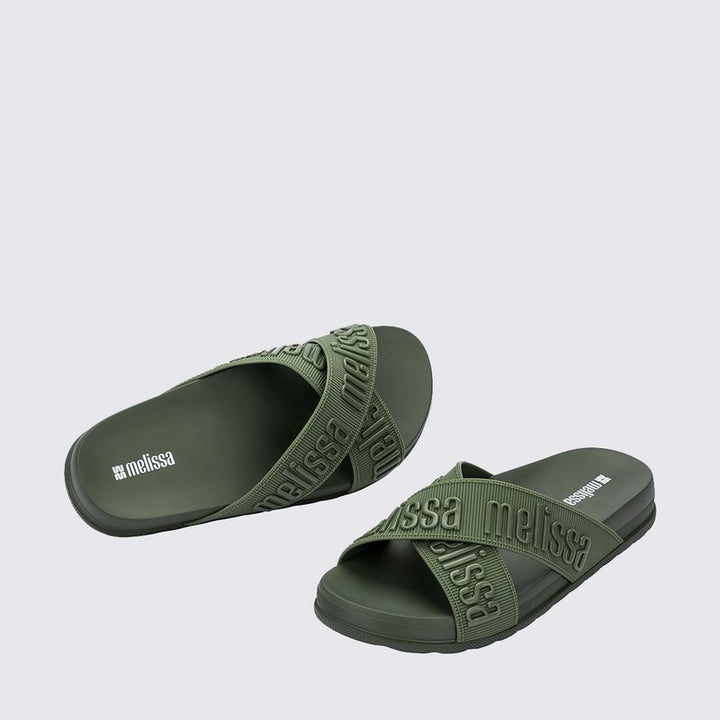 Chinelo adulto Melissa Cozy Slide M.Lover II na cor verde escuro, com tira única larga e acabamento aveludado. Feito em Melflex, com palmilha macia e solado reto, oferece conforto, praticidade e estilo para compor looks casuais e modernos."

Palavra-chave principal: Melissa Cozy Slide M.Lover II
Palavras-chave relacionadas: chinelo verde escuro, slide feminino, Melflex, tira larga, acabamento aveludado, calçado confortável, moda casual.