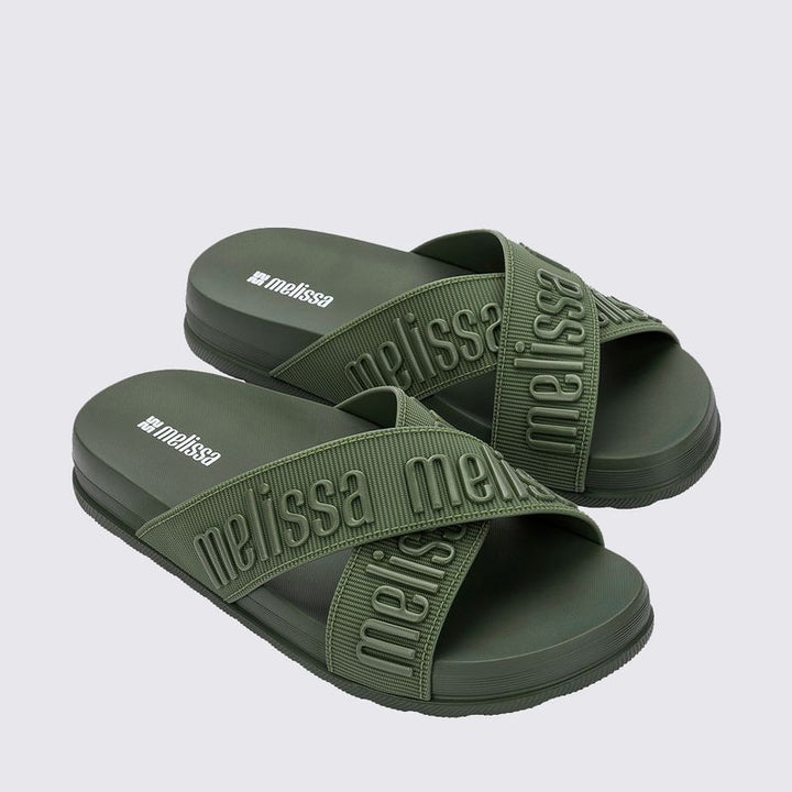 Chinelo adulto Melissa Cozy Slide M.Lover II na cor verde escuro, com tira única larga e acabamento aveludado. Feito em Melflex, com palmilha macia e solado reto, oferece conforto, praticidade e estilo para compor looks casuais e modernos."

Palavra-chave principal: Melissa Cozy Slide M.Lover II
Palavras-chave relacionadas: chinelo verde escuro, slide feminino, Melflex, tira larga, acabamento aveludado, calçado confortável, moda casual.