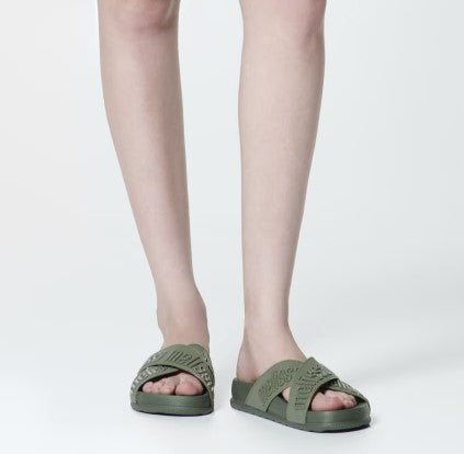 Chinelo adulto Melissa Cozy Slide M.Lover II na cor verde escuro, com tira única larga e acabamento aveludado. Feito em Melflex, com palmilha macia e solado reto, oferece conforto, praticidade e estilo para compor looks casuais e modernos."

Palavra-chave principal: Melissa Cozy Slide M.Lover II
Palavras-chave relacionadas: chinelo verde escuro, slide feminino, Melflex, tira larga, acabamento aveludado, calçado confortável, moda casual.