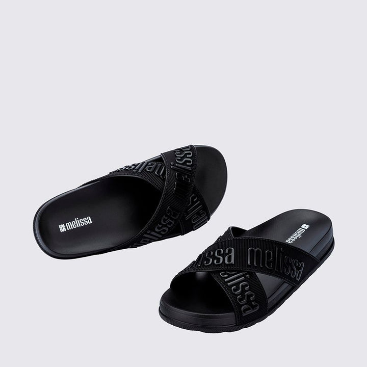 Melissa Cozy Chinelo Slide M.Lover II na cor preta, com tira única larga e textura aveludada. Produzido em Melflex, com palmilha confortável e solado reto. Ideal para looks casuais com estilo, praticidade e muito conforto."

Palavra-chave principal: Melissa Cozy Slide M.Lover II
Palavras-chave relacionadas: chinelo preto, slide feminino, tira larga, Melflex, chinelo confortável, estilo casual, textura aveludada.