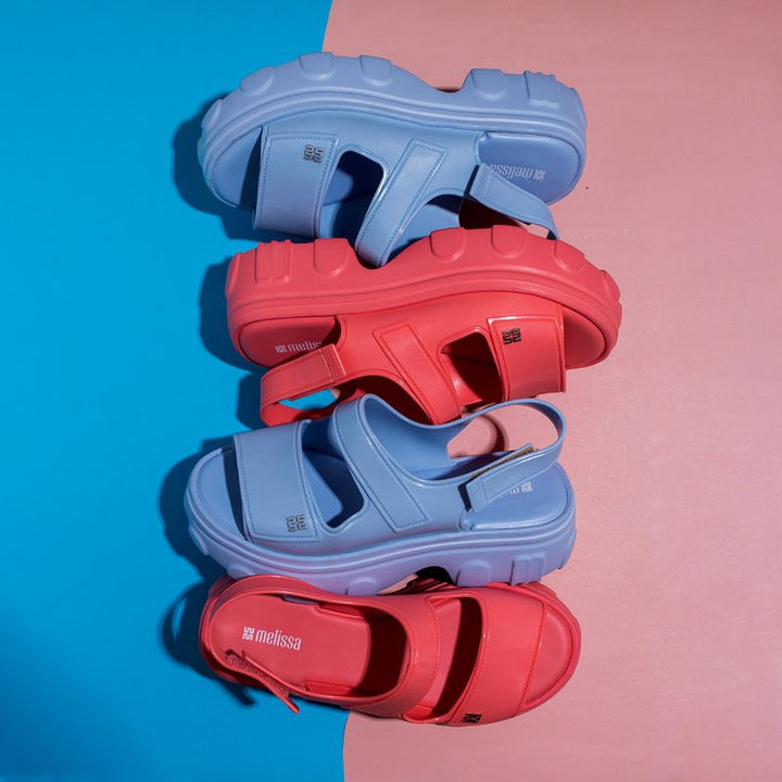 Sandália Melissa Ella Move adulto na cor rosa, com salto bloco, tiras largas e fecho ajustável no tornozelo – calçado moderno, confortável e ideal para compor looks versáteis.

Palavra-chave principal:
Melissa Ella Move

Palavras-chave relacionadas:
Melissa 36150, sandália rosa Melissa, salto bloco Melissa, sandália confortável, Melissa com tiras largas, sandália moderna, calçado feminino Melissa, sandália com fecho, Melissa estilosa, sandália para o dia a dia