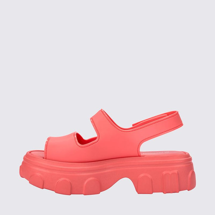 Sandália Melissa Ella Move adulto na cor rosa, com salto bloco, tiras largas e fecho ajustável no tornozelo – calçado moderno, confortável e ideal para compor looks versáteis.

Palavra-chave principal:
Melissa Ella Move

Palavras-chave relacionadas:
Melissa 36150, sandália rosa Melissa, salto bloco Melissa, sandália confortável, Melissa com tiras largas, sandália moderna, calçado feminino Melissa, sandália com fecho, Melissa estilosa, sandália para o dia a dia