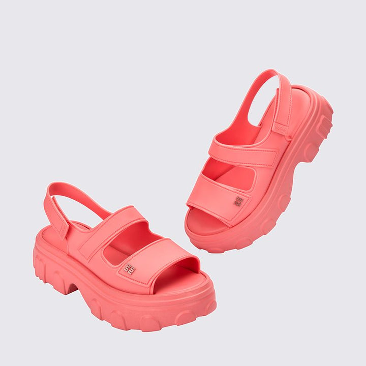 Sandália Melissa Ella Move adulto na cor rosa, com salto bloco, tiras largas e fecho ajustável no tornozelo – calçado moderno, confortável e ideal para compor looks versáteis.

Palavra-chave principal:
Melissa Ella Move

Palavras-chave relacionadas:
Melissa 36150, sandália rosa Melissa, salto bloco Melissa, sandália confortável, Melissa com tiras largas, sandália moderna, calçado feminino Melissa, sandália com fecho, Melissa estilosa, sandália para o dia a dia
