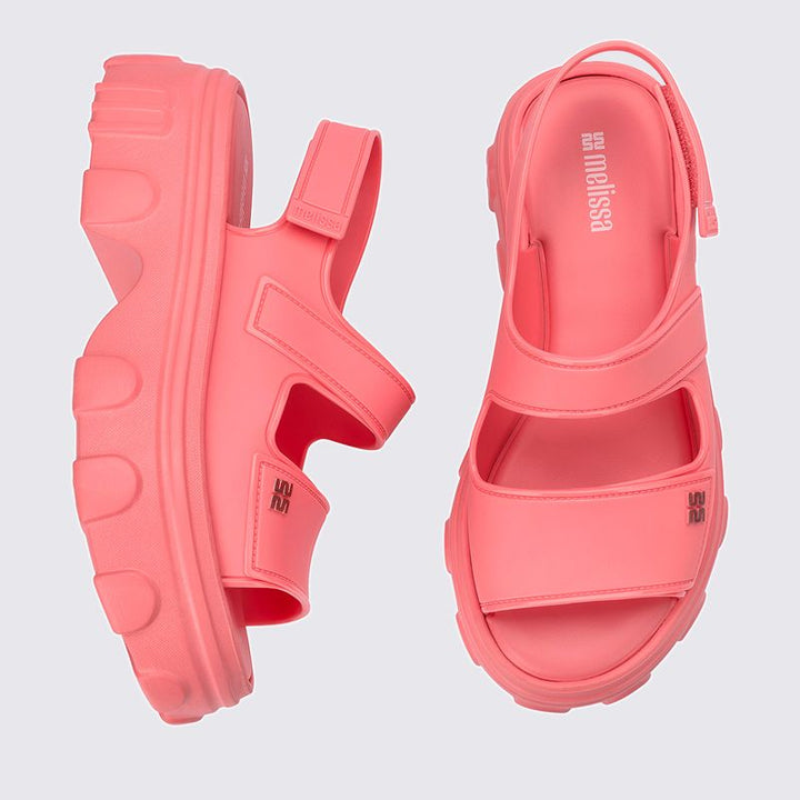 Sandália Melissa Ella Move adulto na cor rosa, com salto bloco, tiras largas e fecho ajustável no tornozelo – calçado moderno, confortável e ideal para compor looks versáteis.

Palavra-chave principal:
Melissa Ella Move

Palavras-chave relacionadas:
Melissa 36150, sandália rosa Melissa, salto bloco Melissa, sandália confortável, Melissa com tiras largas, sandália moderna, calçado feminino Melissa, sandália com fecho, Melissa estilosa, sandália para o dia a dia