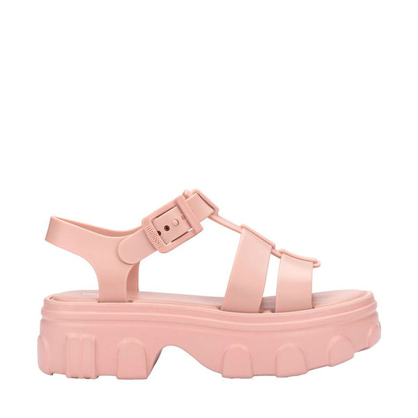 Sandália adulta Melissa Ella na cor rosa claro, com tiras largas, fecho ajustável no tornozelo e acabamento brilhante. Produzida em Melflex, é leve, confortável e ideal para compor looks casuais e românticos com um toque de estilo moderno.