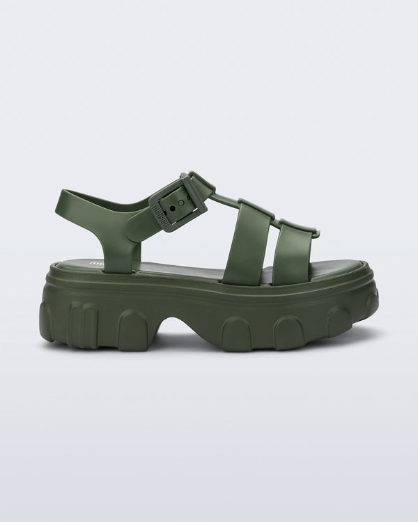 Sandália plataforma adulta Melissa Ella na cor verde, com tiras largas, solado robusto e fechamento com fivela lateral. Produzida em Melflex, une conforto, estabilidade e estilo moderno para compor looks urbanos e ousados.

Palavra-chave principal: Melissa Ella Sandália Plataforma
Palavras-chave relacionadas: sandália verde, plataforma feminina, Melflex, tiras largas, solado tratorado, calçado moderno, fivela lateral, estilo urbano.
