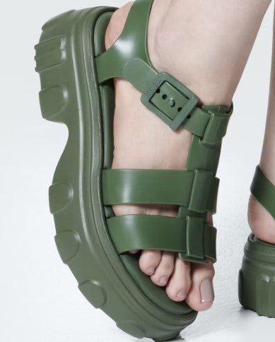 Sandália plataforma adulta Melissa Ella na cor verde, com tiras largas, solado robusto e fechamento com fivela lateral. Produzida em Melflex, une conforto, estabilidade e estilo moderno para compor looks urbanos e ousados.

Palavra-chave principal: Melissa Ella Sandália Plataforma
Palavras-chave relacionadas: sandália verde, plataforma feminina, Melflex, tiras largas, solado tratorado, calçado moderno, fivela lateral, estilo urbano.