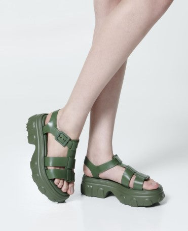 Sandália plataforma adulta Melissa Ella na cor verde, com tiras largas, solado robusto e fechamento com fivela lateral. Produzida em Melflex, une conforto, estabilidade e estilo moderno para compor looks urbanos e ousados.

Palavra-chave principal: Melissa Ella Sandália Plataforma
Palavras-chave relacionadas: sandália verde, plataforma feminina, Melflex, tiras largas, solado tratorado, calçado moderno, fivela lateral, estilo urbano.
