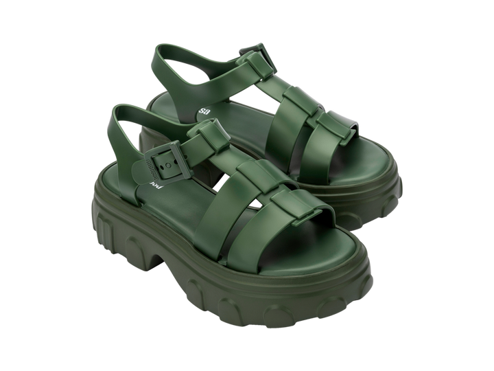Sandália plataforma adulta Melissa Ella na cor verde, com tiras largas, solado robusto e fechamento com fivela lateral. Produzida em Melflex, une conforto, estabilidade e estilo moderno para compor looks urbanos e ousados.

Palavra-chave principal: Melissa Ella Sandália Plataforma
Palavras-chave relacionadas: sandália verde, plataforma feminina, Melflex, tiras largas, solado tratorado, calçado moderno, fivela lateral, estilo urbano.