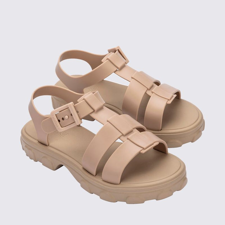 Sandália Melissa Ella na cor bege, com tiras finas, design minimalista e fecho ajustável no tornozelo. Confeccionada em Melflex, é leve, confortável e elegante, perfeita para compor looks casuais, delicados e versáteis no dia a dia