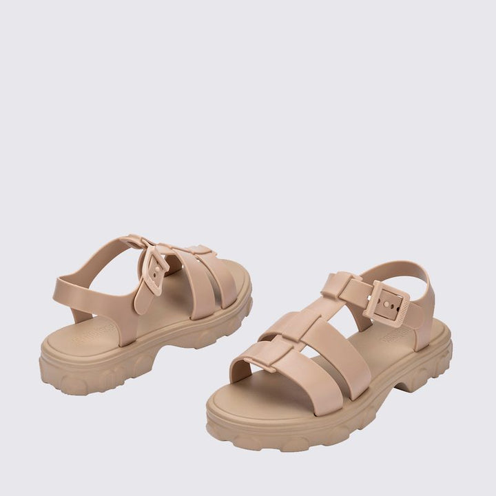 Sandália Melissa Ella na cor bege, com tiras finas, design minimalista e fecho ajustável no tornozelo. Confeccionada em Melflex, é leve, confortável e elegante, perfeita para compor looks casuais, delicados e versáteis no dia a dia