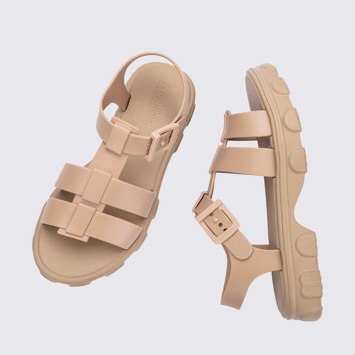 Sandália Melissa Ella na cor bege, com tiras finas, design minimalista e fecho ajustável no tornozelo. Confeccionada em Melflex, é leve, confortável e elegante, perfeita para compor looks casuais, delicados e versáteis no dia a dia