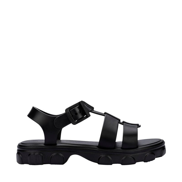 Sandália Melissa Ella na cor preta, com design minimalista, tiras finas e fecho ajustável no tornozelo. Produzida em Melflex, é leve, confortável e elegante, ideal para compor looks casuais e sofisticados com praticidade no dia a dia