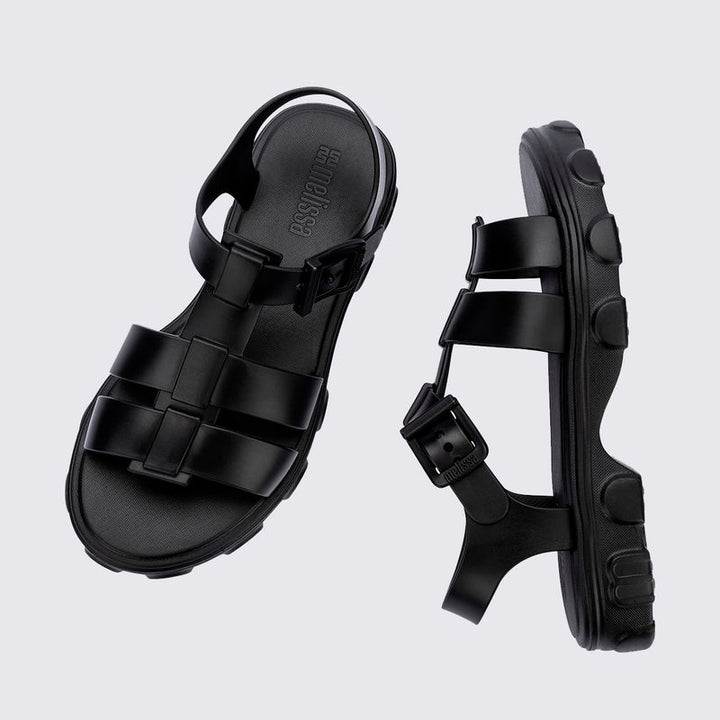 Sandália Melissa Ella na cor preta, com design minimalista, tiras finas e fecho ajustável no tornozelo. Produzida em Melflex, é leve, confortável e elegante, ideal para compor looks casuais e sofisticados com praticidade no dia a dia