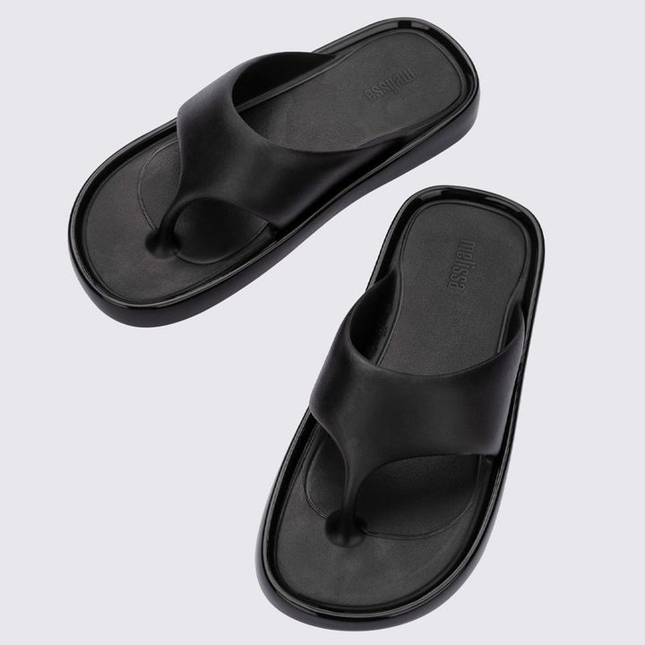 Chinelo Melissa Float adulto na cor preta, com duas tiras largas, solado reto e design minimalista – calçado leve e prático para o dia a dia.

Palavra-chave principal:
Melissa Float Adulto

Palavras-chave relacionadas:
Chinelo Melissa preto
Melissa 33915
Slide Melissa feminino
Chinelo confortável
Melissa solado reto
Calçado casual Melissa
Tiras largas
Melissa minimalista
Chinelo básico feminino
Melissa verão
