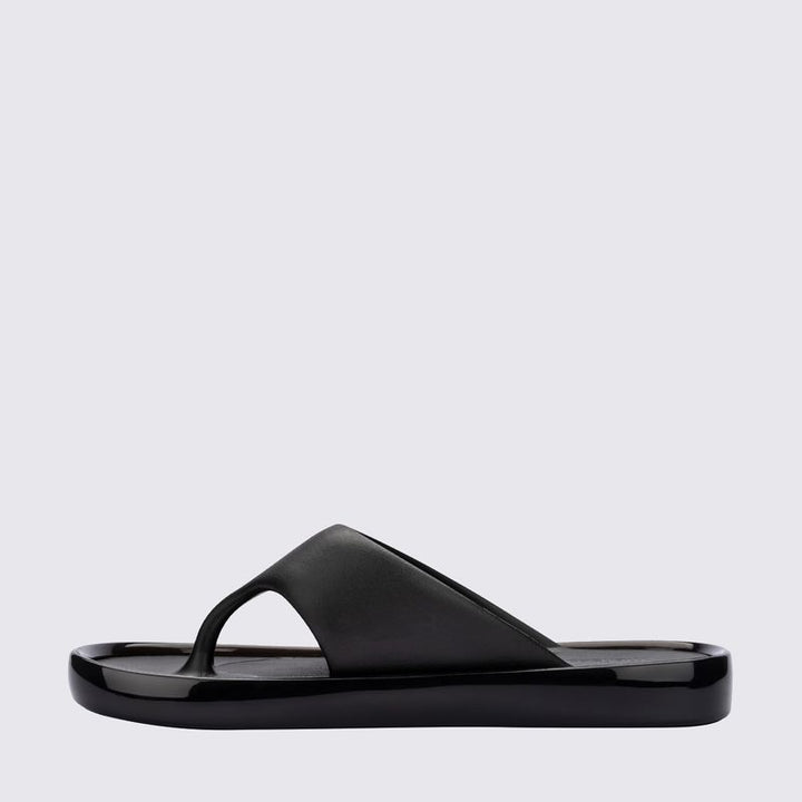 Chinelo Melissa Float adulto na cor preta, com duas tiras largas, solado reto e design minimalista – calçado leve e prático para o dia a dia.

Palavra-chave principal:
Melissa Float Adulto

Palavras-chave relacionadas:
Chinelo Melissa preto
Melissa 33915
Slide Melissa feminino
Chinelo confortável
Melissa solado reto
Calçado casual Melissa
Tiras largas
Melissa minimalista
Chinelo básico feminino
Melissa verão