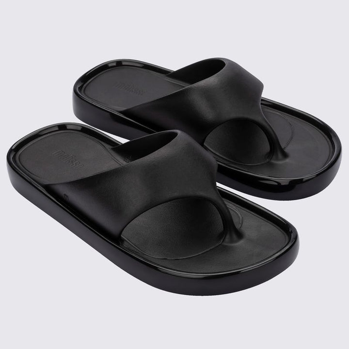 Chinelo Melissa Float adulto na cor preta, com duas tiras largas, solado reto e design minimalista – calçado leve e prático para o dia a dia.

Palavra-chave principal:
Melissa Float Adulto

Palavras-chave relacionadas:
Chinelo Melissa preto
Melissa 33915
Slide Melissa feminino
Chinelo confortável
Melissa solado reto
Calçado casual Melissa
Tiras largas
Melissa minimalista
Chinelo básico feminino
Melissa verão