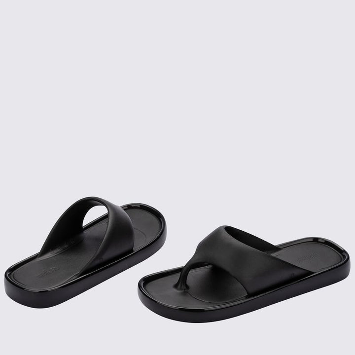 Chinelo Melissa Float adulto na cor preta, com duas tiras largas, solado reto e design minimalista – calçado leve e prático para o dia a dia.

Palavra-chave principal:
Melissa Float Adulto

Palavras-chave relacionadas:
Chinelo Melissa preto
Melissa 33915
Slide Melissa feminino
Chinelo confortável
Melissa solado reto
Calçado casual Melissa
Tiras largas
Melissa minimalista
Chinelo básico feminino
Melissa verão