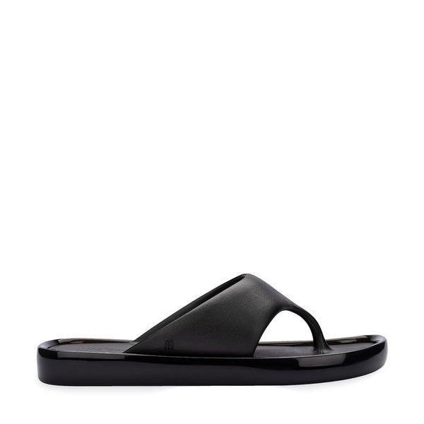 Chinelo Melissa Float adulto na cor preta, com duas tiras largas, solado reto e design minimalista – calçado leve e prático para o dia a dia.

Palavra-chave principal:
Melissa Float Adulto

Palavras-chave relacionadas:
Chinelo Melissa preto
Melissa 33915
Slide Melissa feminino
Chinelo confortável
Melissa solado reto
Calçado casual Melissa
Tiras largas
Melissa minimalista
Chinelo básico feminino
Melissa verão
