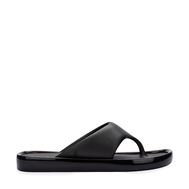 Chinelo Melissa Float adulto na cor preta, com duas tiras largas, solado reto e design minimalista – calçado leve e prático para o dia a dia.

Palavra-chave principal:
Melissa Float Adulto

Palavras-chave relacionadas:
Chinelo Melissa preto
Melissa 33915
Slide Melissa feminino
Chinelo confortável
Melissa solado reto
Calçado casual Melissa
Tiras largas
Melissa minimalista
Chinelo básico feminino
Melissa verão
