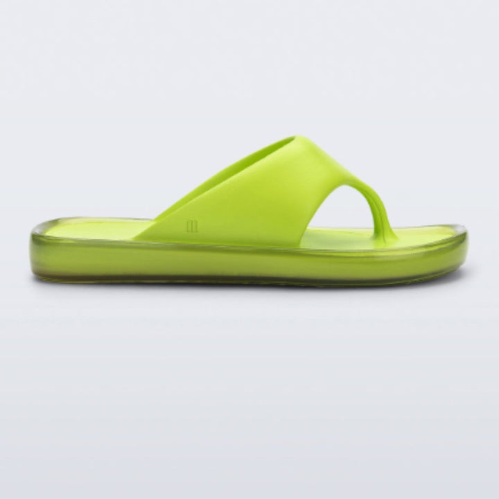 Chinelo Melissa Float adulto na cor verde, com duas tiras largas, solado reto e design minimalista – calçado leve, moderno e confortável para o dia a dia.

Palavra-chave principal:
Melissa Float Adulto

Palavras-chave relacionadas:
Chinelo Melissa verde
Melissa 33915
Slide feminino Melissa
Chinelo confortável
Melissa solado reto
Calçado casual Melissa
Tiras largas
Melissa minimalista
Chinelo básico
Melissa verão 2025