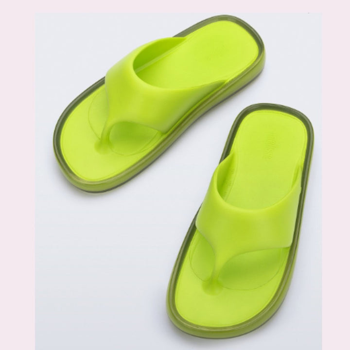 Chinelo Melissa Float adulto na cor verde, com duas tiras largas, solado reto e design minimalista – calçado leve, moderno e confortável para o dia a dia.

Palavra-chave principal:
Melissa Float Adulto

Palavras-chave relacionadas:
Chinelo Melissa verde
Melissa 33915
Slide feminino Melissa
Chinelo confortável
Melissa solado reto
Calçado casual Melissa
Tiras largas
Melissa minimalista
Chinelo básico
Melissa verão 2025