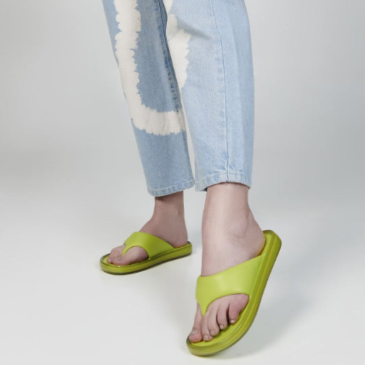 Chinelo Melissa Float adulto na cor verde, com duas tiras largas, solado reto e design minimalista – calçado leve, moderno e confortável para o dia a dia.

Palavra-chave principal:
Melissa Float Adulto

Palavras-chave relacionadas:
Chinelo Melissa verde
Melissa 33915
Slide feminino Melissa
Chinelo confortável
Melissa solado reto
Calçado casual Melissa
Tiras largas
Melissa minimalista
Chinelo básico
Melissa verão 2025