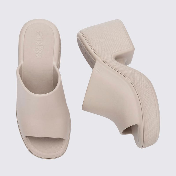 Chinelo adulto Melissa Free Low na cor bege, com design moderno, tiras grossas estilo flip-flop e solado anatômico. Feito em Melflex, é leve, confortável e perfeito para compor looks casuais com praticidade e sofisticação.

Palavra-chave principal: Melissa Free Low Tamanco Adulto
Palavras-chave relacionadas: chinelo bege Melissa, tamanco bege melissa, flip-flop feminino, Melflex, chinelo anatômico, calçado casual confortável, tamanco, salto plataforma, calçado confortável, Melflex, tamanco moderno, tamanco 