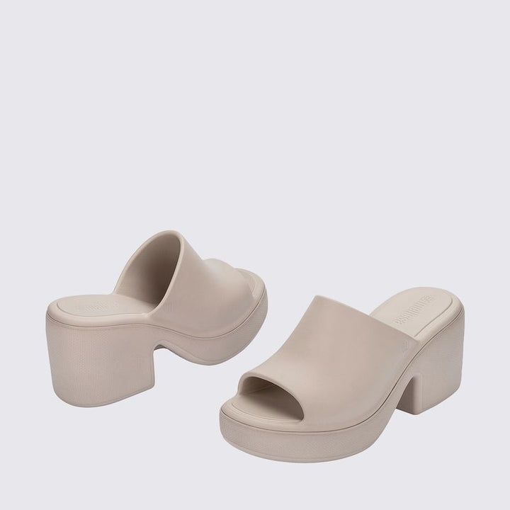 Chinelo adulto Melissa Free Low na cor bege, com design moderno, tiras grossas estilo flip-flop e solado anatômico. Feito em Melflex, é leve, confortável e perfeito para compor looks casuais com praticidade e sofisticação.

Palavra-chave principal: Melissa Free Low Tamanco Adulto
Palavras-chave relacionadas: chinelo bege Melissa, tamanco bege melissa, flip-flop feminino, Melflex, chinelo anatômico, calçado casual confortável, tamanco, salto plataforma, calçado confortável, Melflex, tamanco moderno, tamanco 