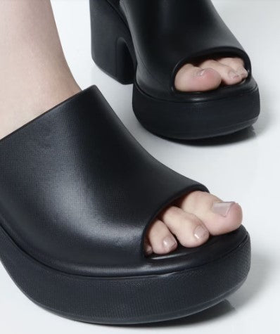 Tamanco adulto Melissa Free High na cor preta, com salto plataforma robusto, bico arredondado e cabedal fechado com abertura frontal. Produzido em Melflex, combina conforto, estilo e praticidade para compor looks modernos e ousados.

Palavra-chave principal: Melissa Free High Tamanco Adulto
Palavras-chave relacionadas: tamanco preto Melissa, salto plataforma, calçado confortável, Melflex, tamanco moderno, tamanco feminino estiloso.