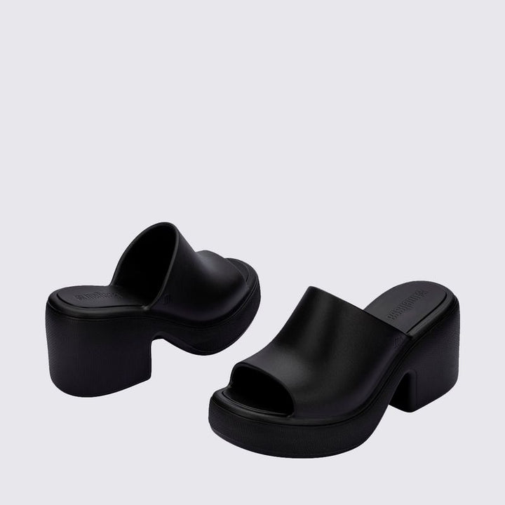 Tamanco adulto Melissa Free High na cor preta, com salto plataforma robusto, bico arredondado e cabedal fechado com abertura frontal. Produzido em Melflex, combina conforto, estilo e praticidade para compor looks modernos e ousados.

Palavra-chave principal: Melissa Free High Tamanco Adulto
Palavras-chave relacionadas: tamanco preto Melissa, salto plataforma, calçado confortável, Melflex, tamanco moderno, tamanco feminino estiloso.