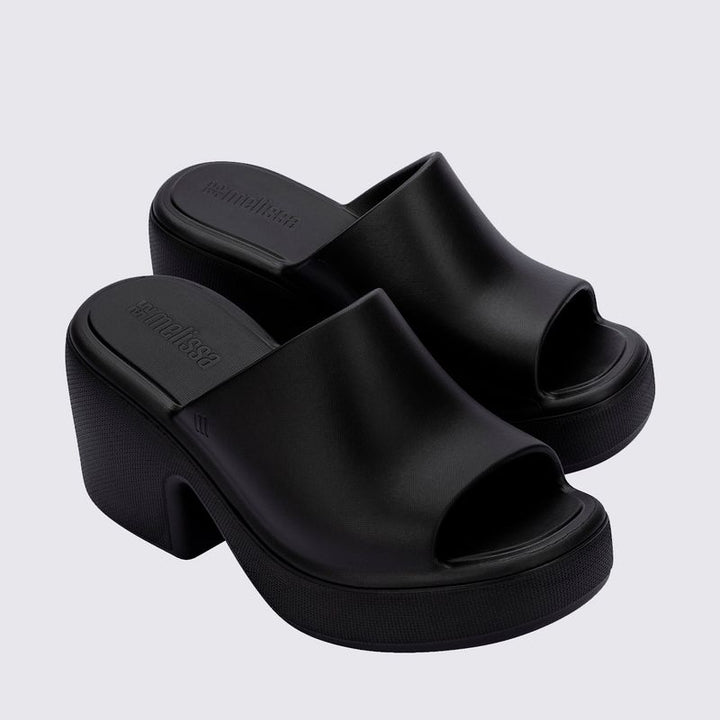 Tamanco adulto Melissa Free High na cor preta, com salto plataforma robusto, bico arredondado e cabedal fechado com abertura frontal. Produzido em Melflex, combina conforto, estilo e praticidade para compor looks modernos e ousados.

Palavra-chave principal: Melissa Free High Tamanco Adulto
Palavras-chave relacionadas: tamanco preto Melissa, salto plataforma, calçado confortável, Melflex, tamanco moderno, tamanco feminino estiloso.
