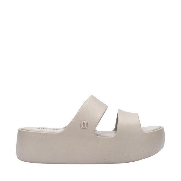 Slide Melissa Free Line Platform adulto na cor bege, com tira única larga e solado plataforma – calçado moderno, leve e confortável para o dia a dia.

Palavra-chave principal:
Melissa Free Line Platform

Palavras-chave relacionadas:
Melissa 37824, slide bege Melissa, sandália plataforma Melissa, Melissa com tira larga, calçado confortável, slide moderno, Melissa casual, sandália bege adulto, Melissa plataforma, calçado leve adulto