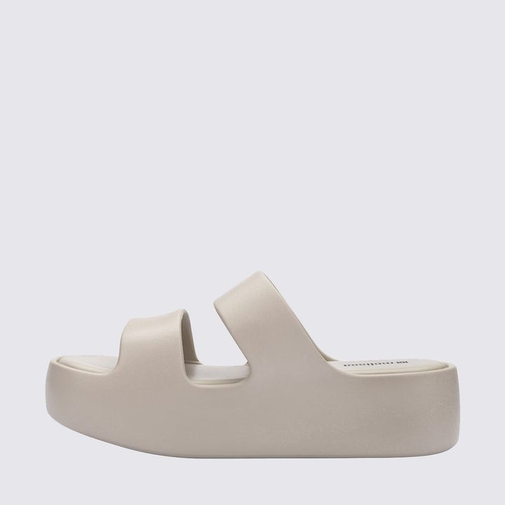 Slide Melissa Free Line Platform adulto na cor bege, com tira única larga e solado plataforma – calçado moderno, leve e confortável para o dia a dia.

Palavra-chave principal:
Melissa Free Line Platform

Palavras-chave relacionadas:
Melissa 37824, slide bege Melissa, sandália plataforma Melissa, Melissa com tira larga, calçado confortável, slide moderno, Melissa casual, sandália bege adulto, Melissa plataforma, calçado leve adulto