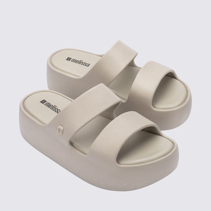 Slide Melissa Free Line Platform adulto na cor bege, com tira única larga e solado plataforma – calçado moderno, leve e confortável para o dia a dia.

Palavra-chave principal:
Melissa Free Line Platform

Palavras-chave relacionadas:
Melissa 37824, slide bege Melissa, sandália plataforma Melissa, Melissa com tira larga, calçado confortável, slide moderno, Melissa casual, sandália bege adulto, Melissa plataforma, calçado leve adulto