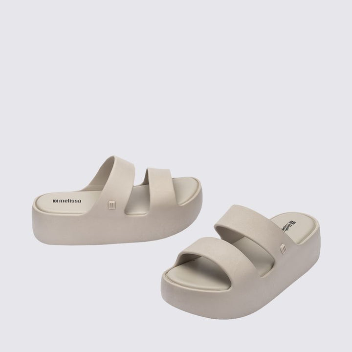 Slide Melissa Free Line Platform adulto na cor bege, com tira única larga e solado plataforma – calçado moderno, leve e confortável para o dia a dia.

Palavra-chave principal:
Melissa Free Line Platform

Palavras-chave relacionadas:
Melissa 37824, slide bege Melissa, sandália plataforma Melissa, Melissa com tira larga, calçado confortável, slide moderno, Melissa casual, sandália bege adulto, Melissa plataforma, calçado leve adulto