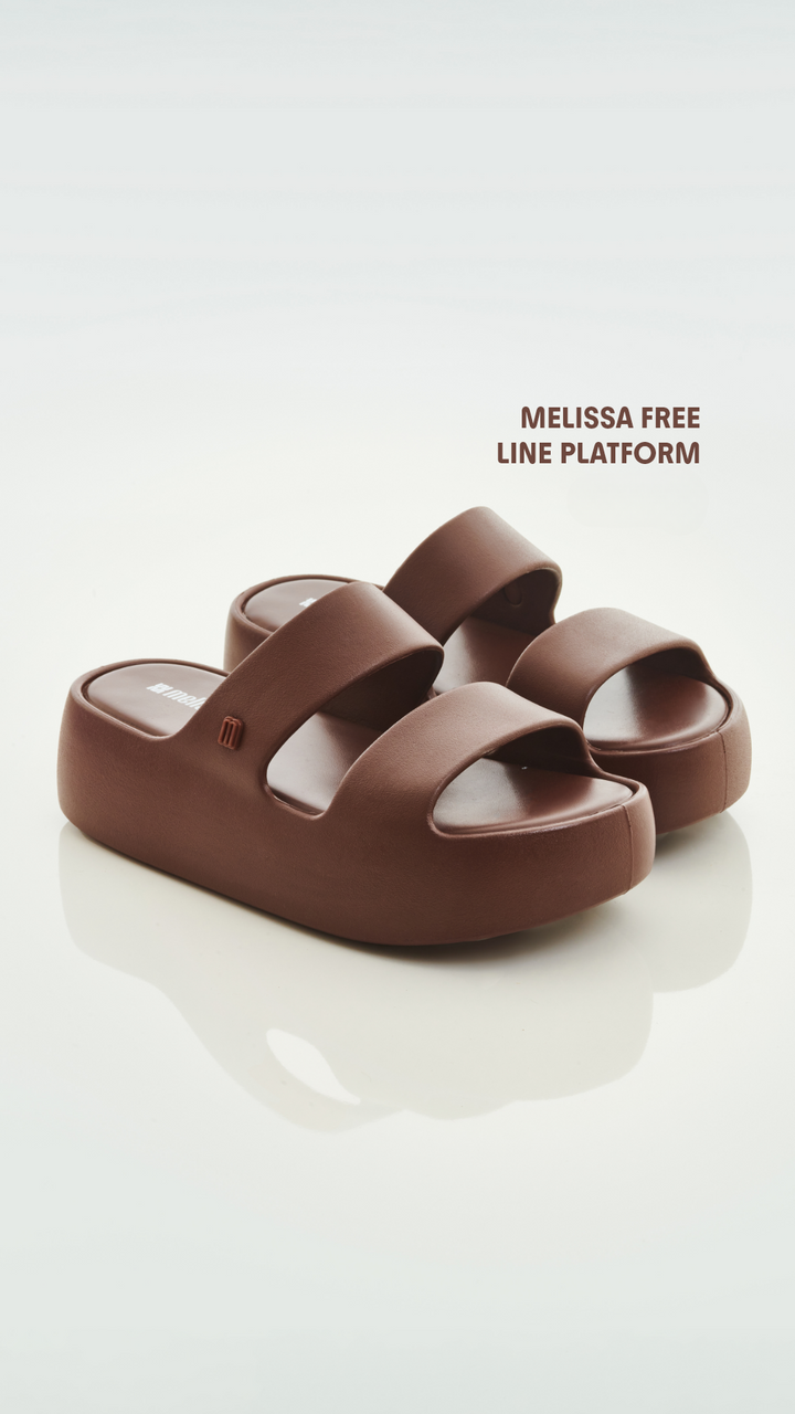 Slide Melissa Free Line Platform adulto na cor bronze, com tira única larga e solado plataforma – calçado moderno, leve e confortável para o dia a dia.

Palavra-chave principal:
Melissa Free Line Platform

Palavras-chave relacionadas:
Melissa 37824, slide bronze Melissa, sandália plataforma Melissa, Melissa com tira larga, calçado confortável, slide moderno, Melissa casual, sandália bronze adulto, Melissa plataforma, calçado leve adulto