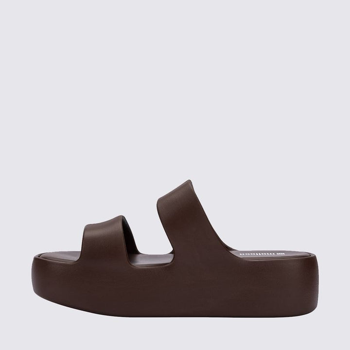 Slide Melissa Free Line Platform adulto na cor bronze, com tira única larga e solado plataforma – calçado moderno, leve e confortável para o dia a dia.

Palavra-chave principal:
Melissa Free Line Platform

Palavras-chave relacionadas:
Melissa 37824, slide bronze Melissa, sandália plataforma Melissa, Melissa com tira larga, calçado confortável, slide moderno, Melissa casual, sandália bronze adulto, Melissa plataforma, calçado leve adulto