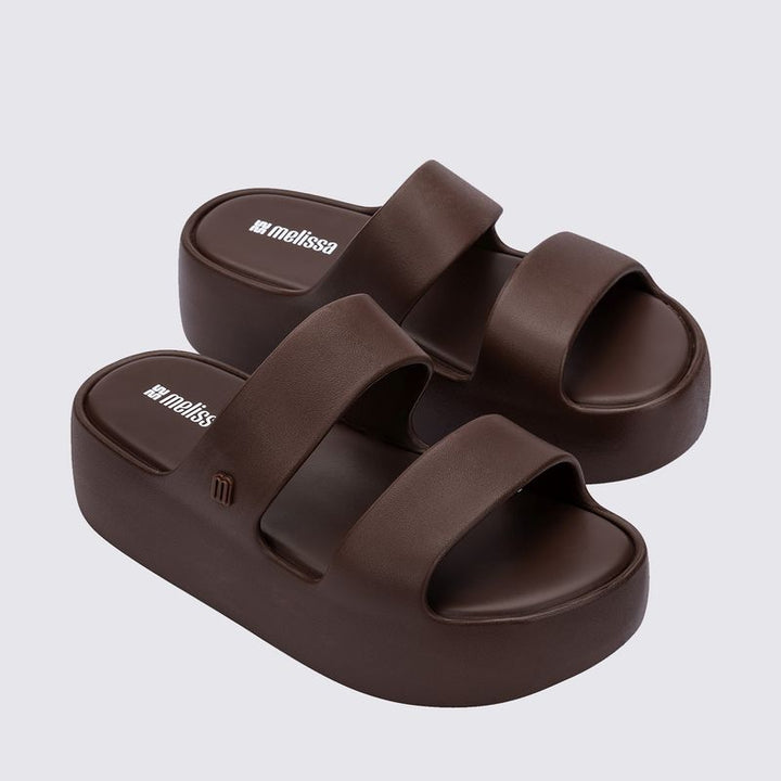 Slide Melissa Free Line Platform adulto na cor bronze, com tira única larga e solado plataforma – calçado moderno, leve e confortável para o dia a dia.

Palavra-chave principal:
Melissa Free Line Platform

Palavras-chave relacionadas:
Melissa 37824, slide bronze Melissa, sandália plataforma Melissa, Melissa com tira larga, calçado confortável, slide moderno, Melissa casual, sandália bronze adulto, Melissa plataforma, calçado leve adulto