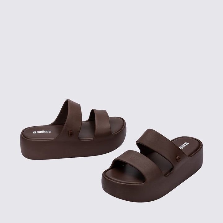 Slide Melissa Free Line Platform adulto na cor bronze, com tira única larga e solado plataforma – calçado moderno, leve e confortável para o dia a dia.

Palavra-chave principal:
Melissa Free Line Platform

Palavras-chave relacionadas:
Melissa 37824, slide bronze Melissa, sandália plataforma Melissa, Melissa com tira larga, calçado confortável, slide moderno, Melissa casual, sandália bronze adulto, Melissa plataforma, calçado leve adulto