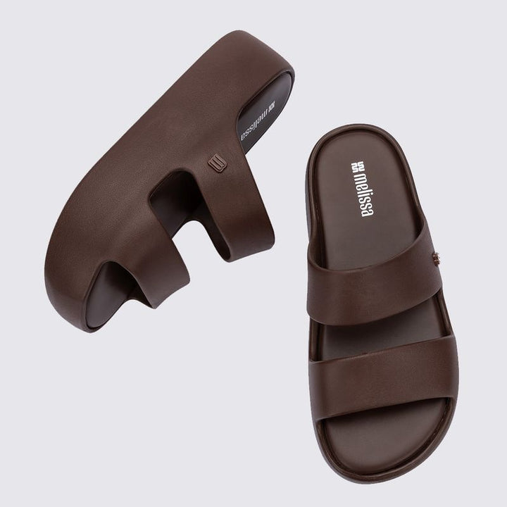 Slide Melissa Free Line Platform adulto na cor bronze, com tira única larga e solado plataforma – calçado moderno, leve e confortável para o dia a dia.

Palavra-chave principal:
Melissa Free Line Platform

Palavras-chave relacionadas:
Melissa 37824, slide bronze Melissa, sandália plataforma Melissa, Melissa com tira larga, calçado confortável, slide moderno, Melissa casual, sandália bronze adulto, Melissa plataforma, calçado leve adulto