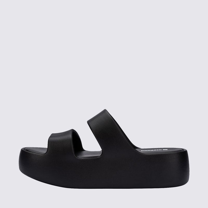 Slide Melissa Free Line Platform adulto na cor preta, com tira única larga e solado plataforma – calçado moderno, leve e confortável para o uso diário.

Palavra-chave principal:
Melissa Free Line Platform

Palavras-chave relacionadas:
Melissa 37824, slide preto Melissa, sandália plataforma Melissa, Melissa com tira larga, calçado confortável, slide moderno, Melissa casual, sandália preta adulto, Melissa plataforma, calçado leve adulto